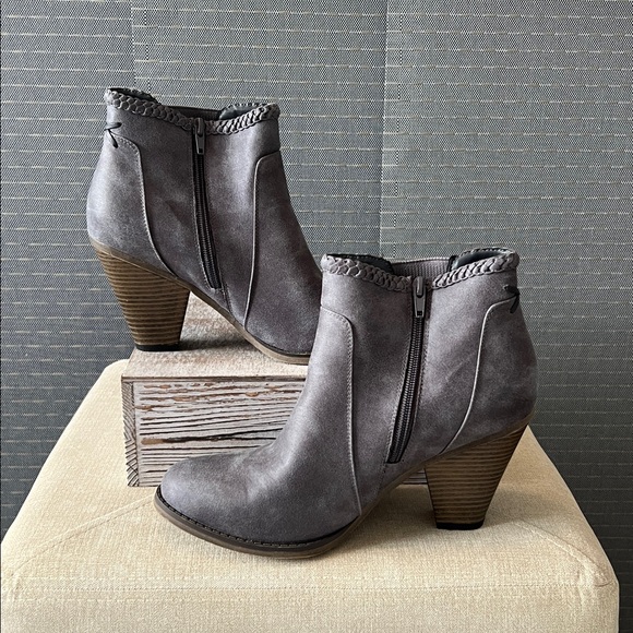 MIA Side Zip Ankle Booties - Picture 2 of 9